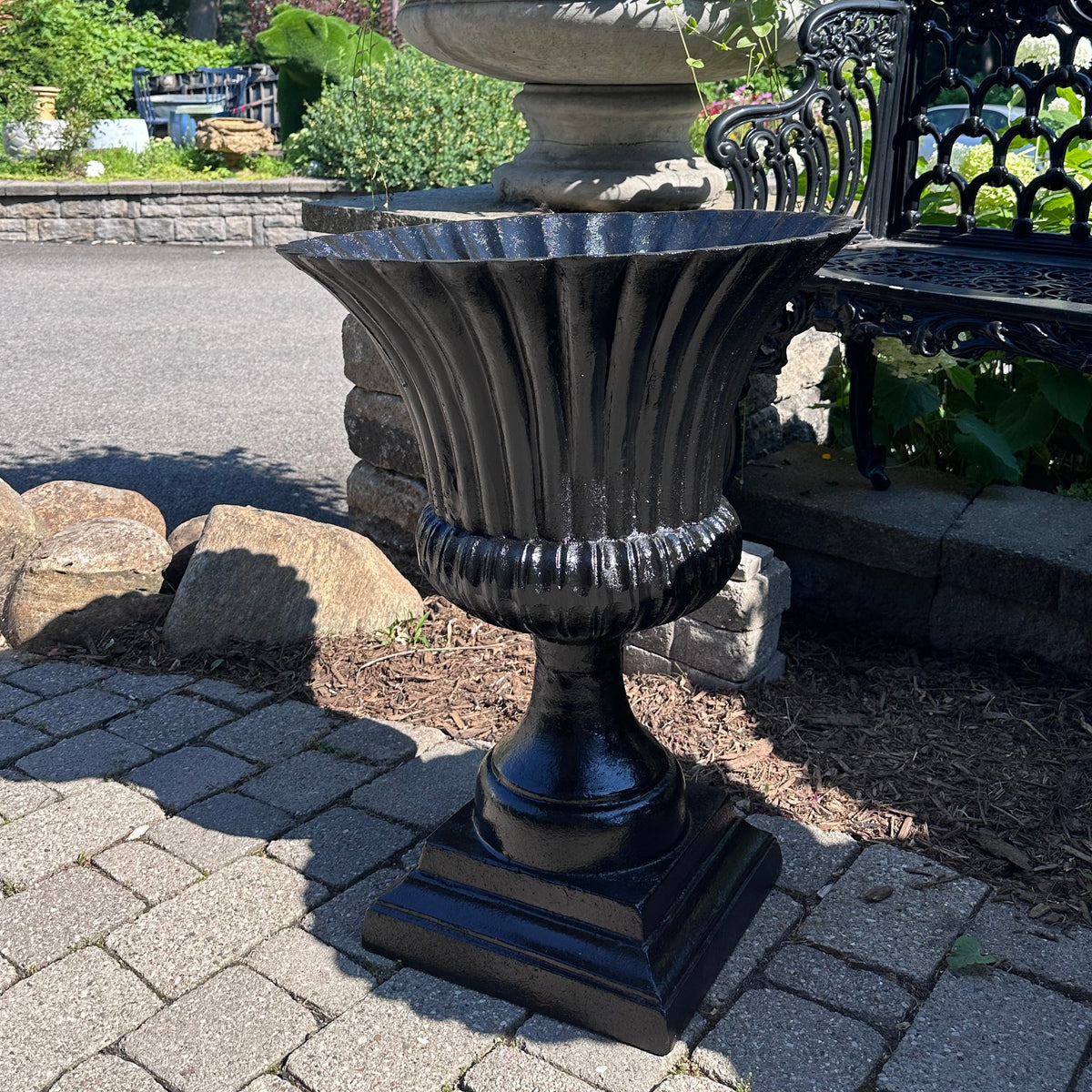 Ribbed Urn, Gloss Black - Medium
