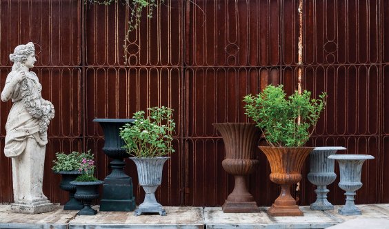 Ribbed Urn, Rust - Medium